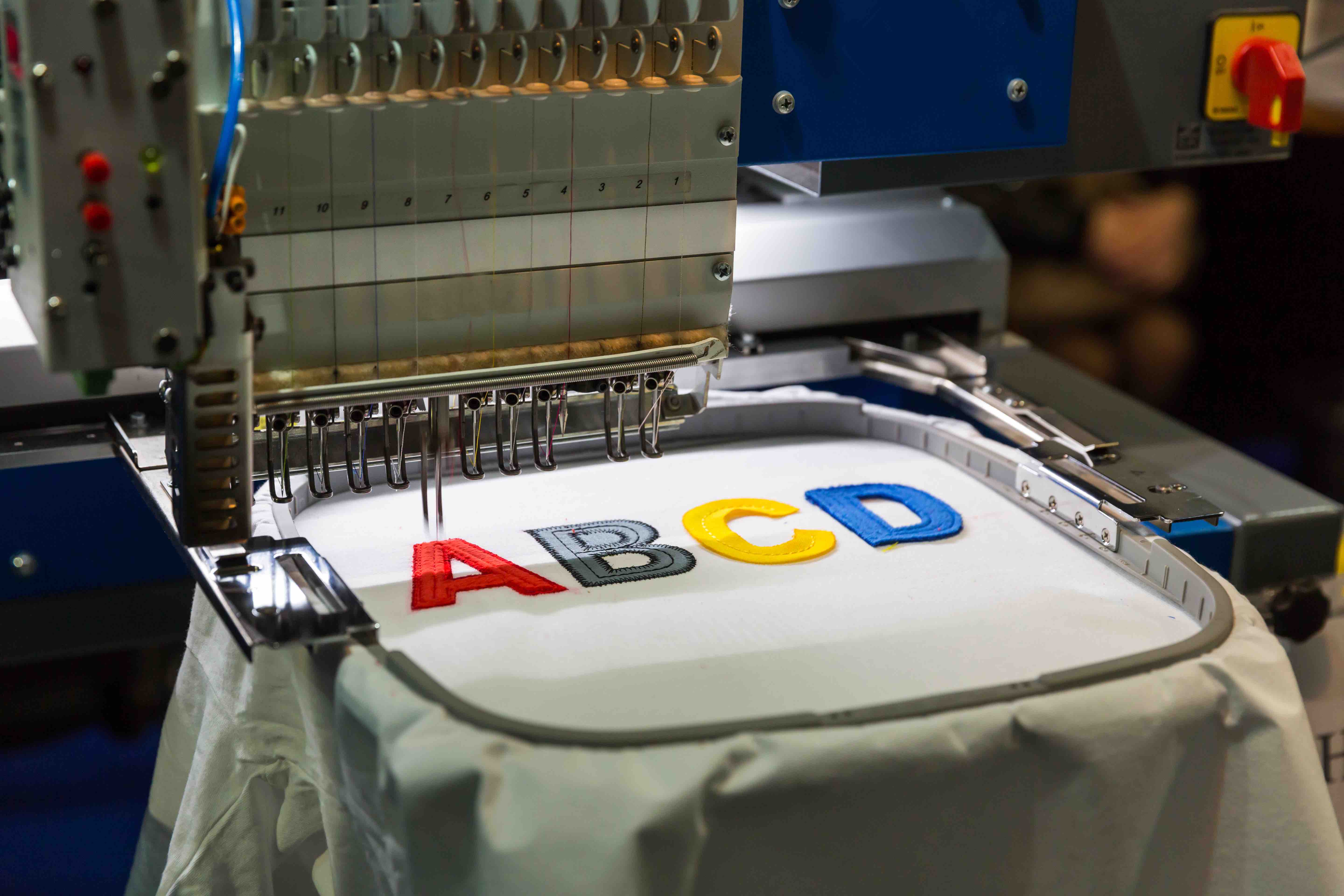 Broder un tee online shirt à la machine